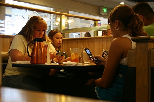 Le menu d’un restaurant à moitié prix si vous éteignez votre téléphone