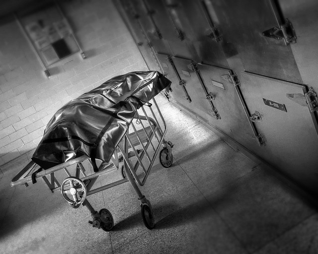 Endormi ivre sur un banc, il se réveille le lendemain à la morgue