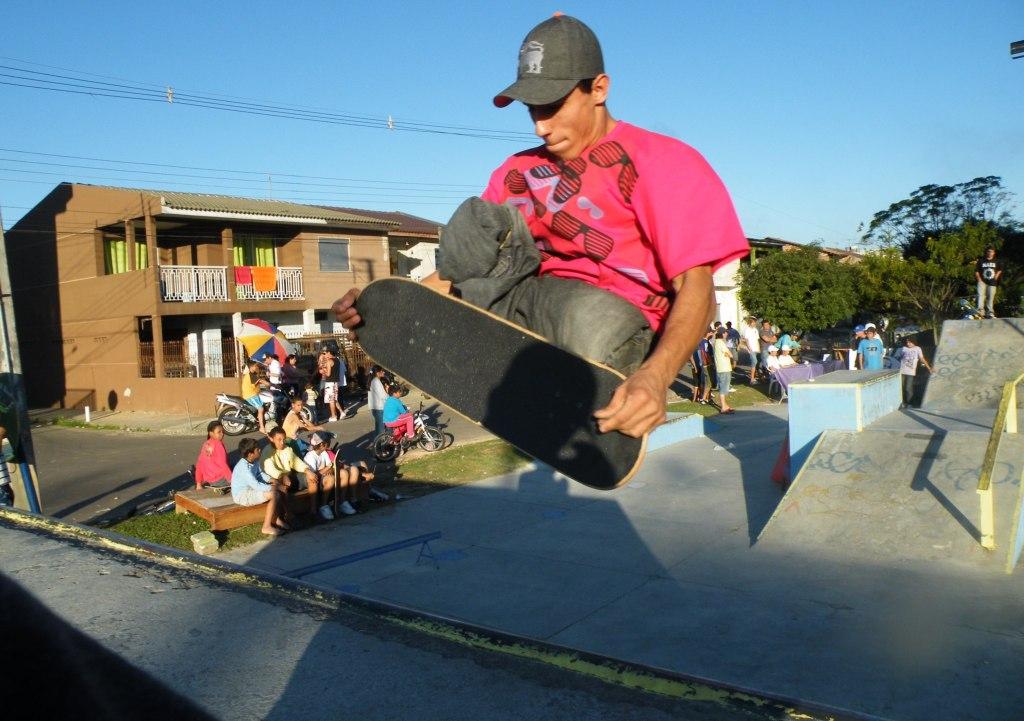 Un skateboarder cul-de-jatte qui force le respect