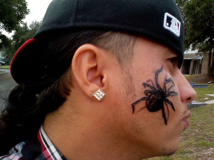 Une araignée tatouée sur la joue pour combattre son arachnophobie