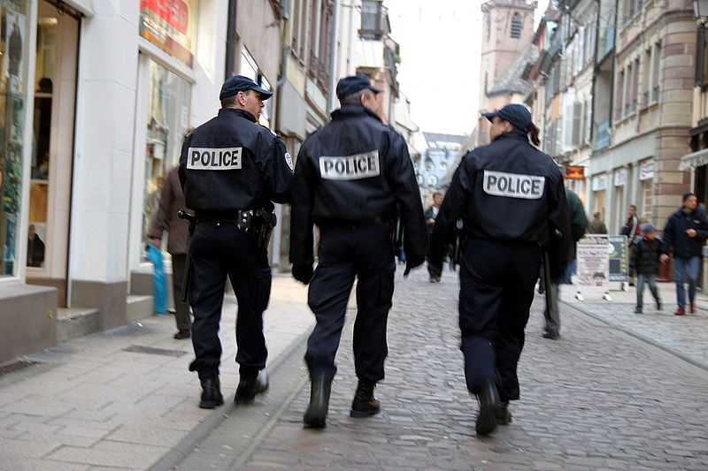 Un braqueur trahi par un bisou sur la joue de sa victime