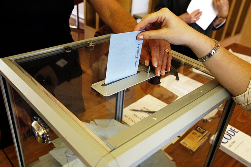 Deux candidats arrivent à égalité au second tour de l’élection