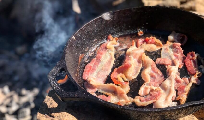 Ivre, elle essaie de mettre le feu à la maison de son ex avec du bacon