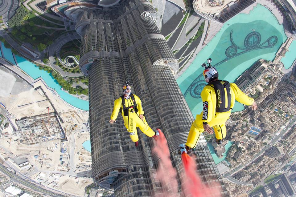 Un saut en base jump du sommet de la tour Burj Khalifa haute de 829,8m