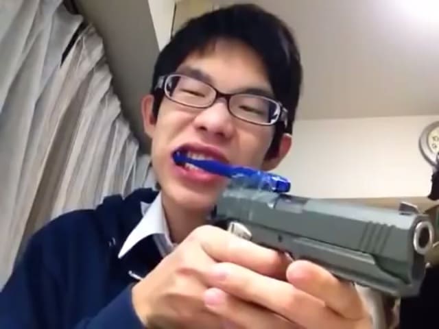 Un brossage de dents à l’aide d’un pistolet automatique à billes