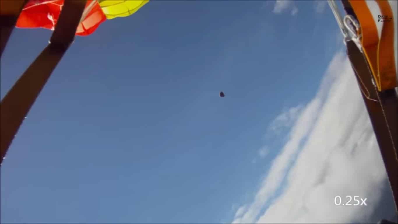 Une météorite frôle un parachutiste en plein saut