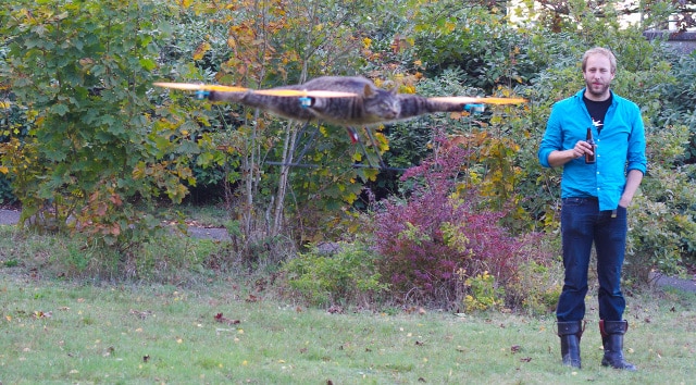 Des animaux empaillés transformés en hélicoptères téléguidés