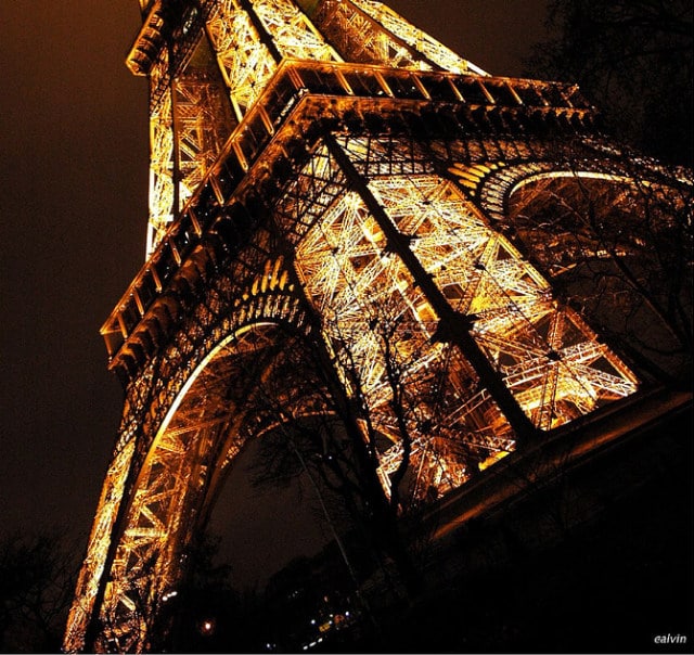 Ivre, il tente d’escalader de nuit la Tour Eiffel