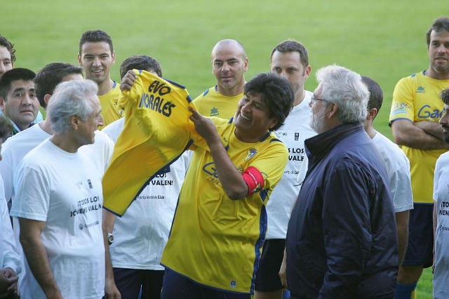 Le président bolivien devient à 54 ans joueur pro de football