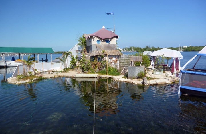 Cet homme vit sur une île construite à partir de déchets recyclés