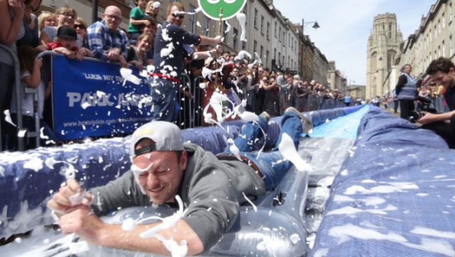 Un toboggan géant de 90 mètres installé en plein centre-ville