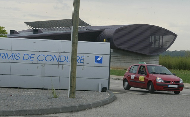 Il se rend en voiture à un centre d’examen pour passer son permis de conduire