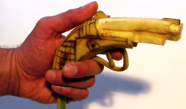 Il Menace Pour Rire De Tirer Sur Deux Policiers Avec Une