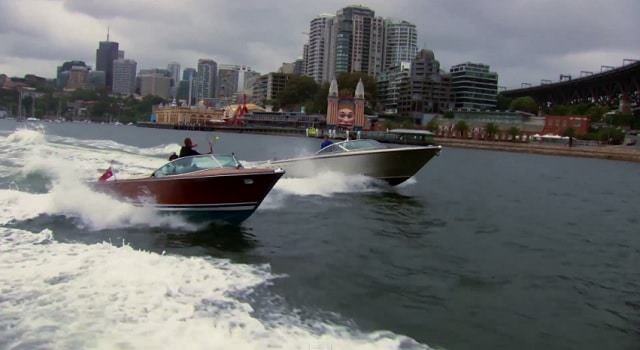 Federer et Hewitt jouent au tennis sur des bateaux naviguant dans la baie de Sydney