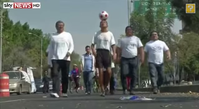 Un Mexicain marche sur plus de 1 930 kilomètres avec un ballon de foot en équilibre sur la tête