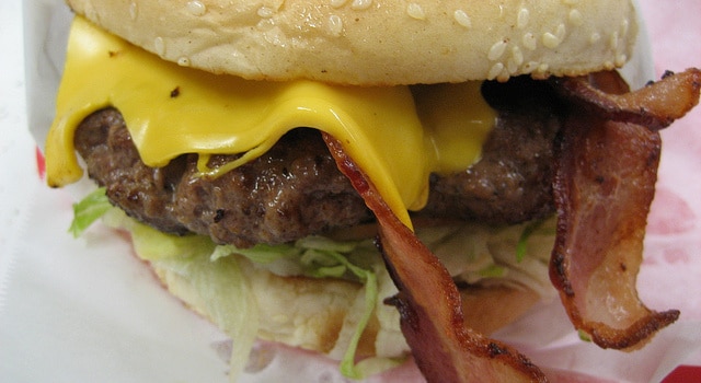 Elle tire sur un McDonald’s parce qu’il n’y avait pas de bacon dans ses cheeseburgers