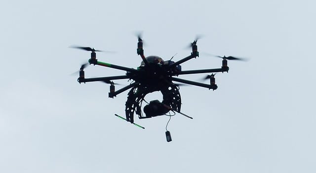 Une araignée sur une caméra confondue avec un drone survolant une école
