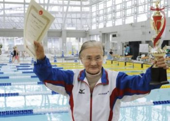 détentrice de record mondial de natation à 100 ans