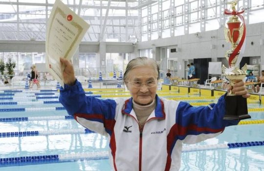 détentrice de record mondial de natation à 100 ans