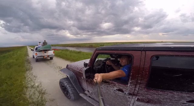 Un accident stupide en se filmant  au volant avec une perche à selfies