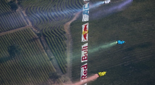 Des courses de slalom en wingsuits