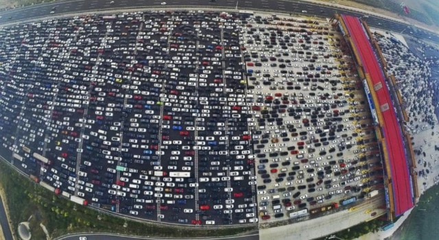 Un embouteillage géant filmé par un drone près de Pékin