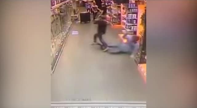Un voleur stoppé par un tacle glissé dans un supermarché