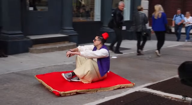 Aladin se promène en tapis volant dans les rues de New York