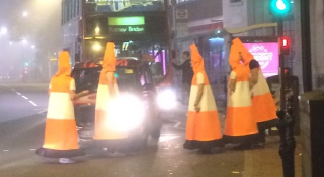 Déguisés en cônes de chantier géants pour Halloween, ils s’amusent à bloquer les rues