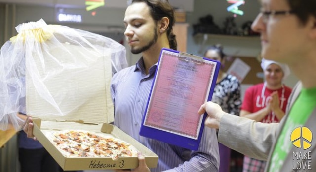 Fatigué de ne pas trouver l’Amour, il épouse une pizza