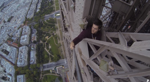 Ils escaladent la tour Eiffel de nuit à mains nues