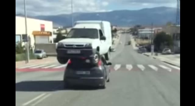 Une camionnette transportée sur le toit d’une voiture en marche