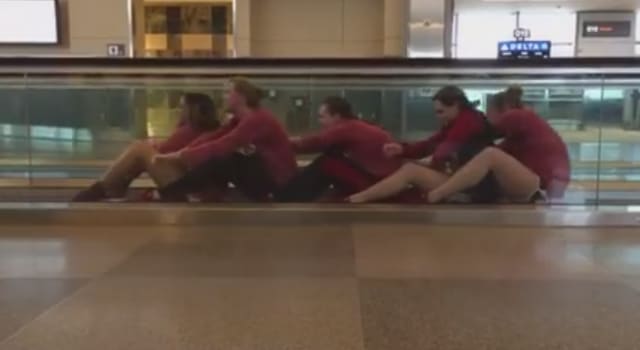 Quand une équipe féminine de natation tue le temps dans un aéroport
