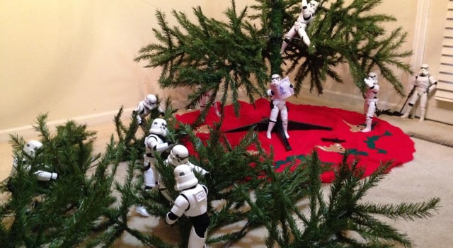 Des stormtroopers assemblent un sapin de Noël