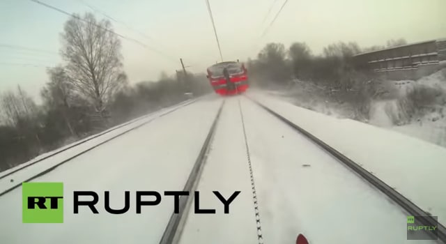 Il se fait tracter à skis par un train