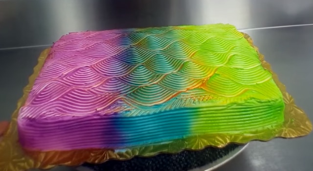 Les couleurs de ce gâteau fluorescent intriguent les internautes