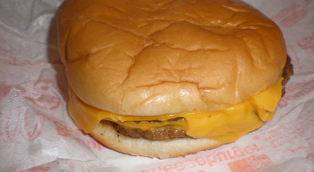 Décédé en voulant prouver qu’il pouvait avaler un cheeseburger en une seule bouchée