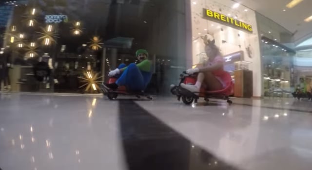 Une course de Mario Kart dans un centre commercial
