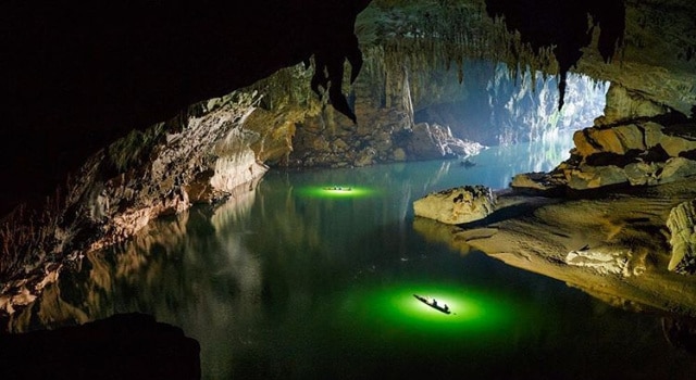 L’immense grotte de Tham Khoun Xe filmée par un drone