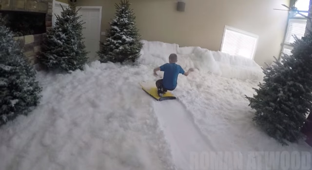 Il remplit son salon de neige pour faire une surprise à ses enfants
