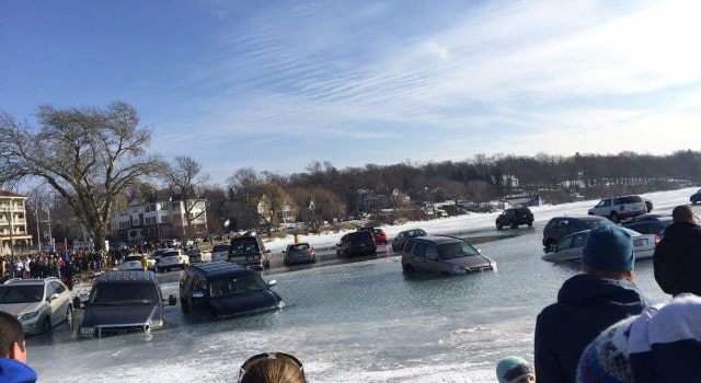 Des voitures garées sur un lac gelé coulent après un dégel