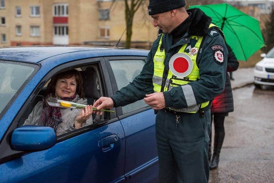 Fleurs offertes par la police en Lituanie pour la journée des droits des femmes