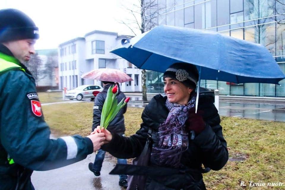 Des policiers offrent des fleurs pendant la journée des droits des femmes 