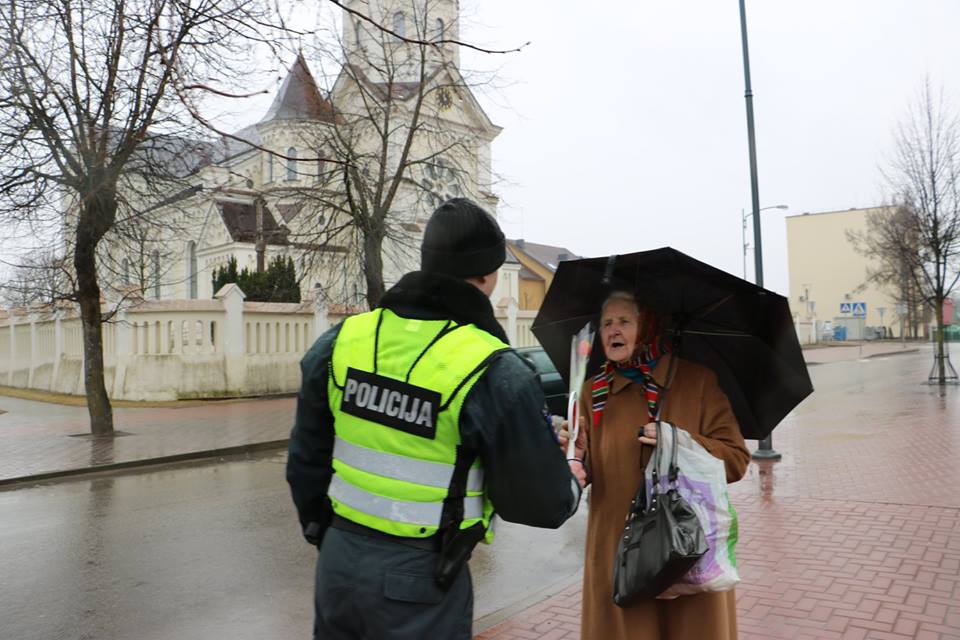 La police en Lituanie offre des fleurs durant la journée des droits des femmes aux passantes