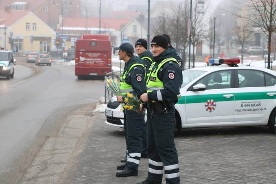 Les policiers offrent des fleurs pour la journée des droits des femmes