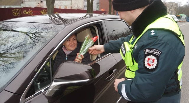 La police lituanienne offre des fleurs aux femmes pour la journée des droits des femmes