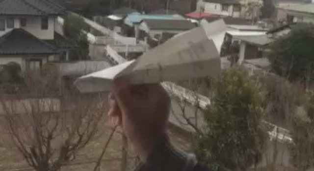 Son avion en papier lui revient dans les mains après 24 secondes de vol