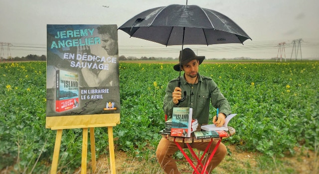 Quand un auteur dédicace son livre dans le métro