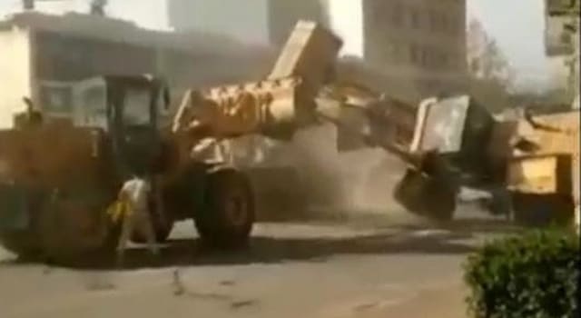 Des ouvriers concurrents se battent avec des bulldozers