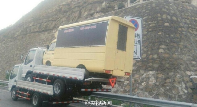 Il transportait deux camionnettes « empilées » sur son camion